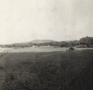 ${folderTitle} Madagascar vers 1952; Paysage - une cariole avec un zébu ${