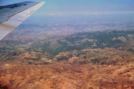 ${folderTitle} 02: Vue d'avion, terrain très difficile ${