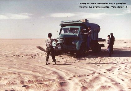 Septembre 1960 à septembre 1961 nord Niger à Madama par André Muiras En route en camp secondaire en frontière lybienne. La citerne plantée . merci les dalles ${