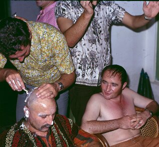 1970-1971: Indonésie Tonsure en Indonésie, Mondon et Lo ${