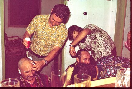 1970-1971: Indonésie Tonsure en Indonésie; Spiotti et mousse à raser ${