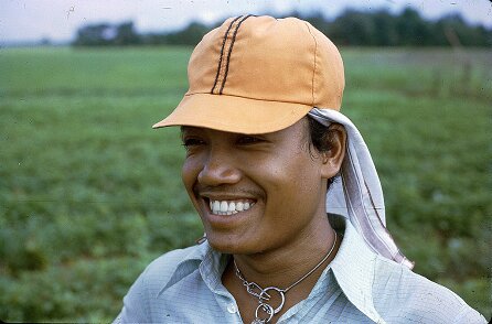 1971: Indonésie, le terrain Le terrain en Indonésie en 1971; l'assistant labo ${