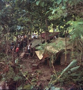 1971: Indonésie, le terrain Le terrain en Indonésie en 1971; Camp de nuit ${