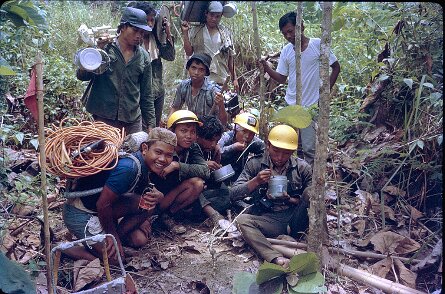 1971: Indonésie, le terrain Le terrain en Indonésie en 1971; Equipe labo au casse croûte ${