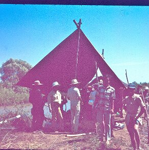 1971: Indonésie, le terrain Le terrain en Indonésie en 1971; La tente labo ${