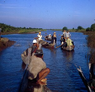 1971: Indonésie, le terrain Le terrain en Indonésie en 1971; le 1/10e de l'équipe labo ${