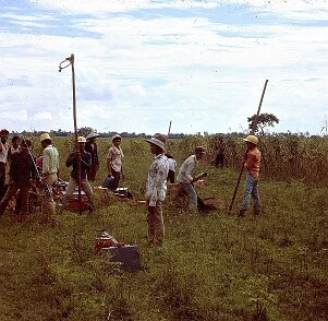 1971: Indonésie, le terrain Le terrain en Indonésie en 1971; Montage du camp Labo ${