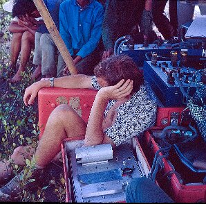 1971: Indonésie, le terrain Le terrain en Indonésie en 1971; L'observer en plein boulot ${