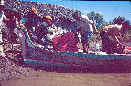 1971: Indonésie, le terrain Le terrain en Indonésie en 1971; Transport du Labo ${
