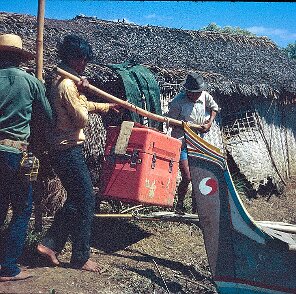 1971: Indonésie, le terrain Le terrain en Indonésie en 1971; Transport du Labo ${