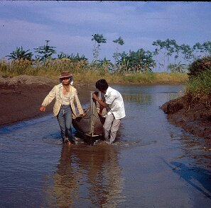 1971: Indonésie, le terrain Le terrain en Indonésie en 1971; Transport du Labo ${