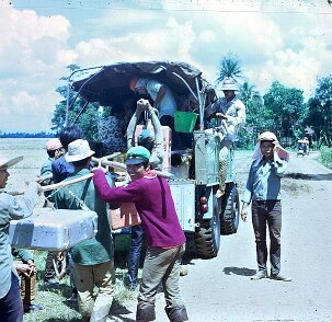 1971: Indonésie, le terrain Le terrain en Indonésie en 1971; Transport du Labo ${