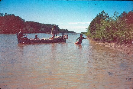 1971: Indonésie, le terrain Le terrain en Indonésie en 1971; Traversée d'un rivière ${