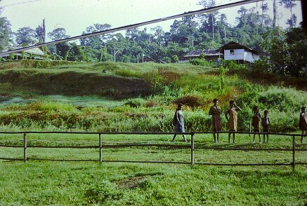 1974-Indonesie_Irian-Jaya_PICT0163-PL Indonésie, Irian Jaya, camp de Bintuni - Par Pierre Lauro ${fileName} © Pierre Lauro