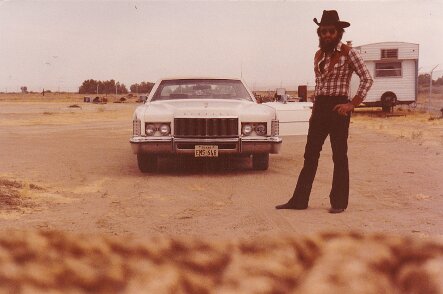 Coalinga CA 1981 00 André Mariage et la voiture de Pascal Odent à Coalinga CA. ${