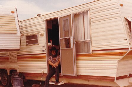Coalinga CA 1981 02 André Mariage et trailer de Pascal Odent à Coalinga CA. ${