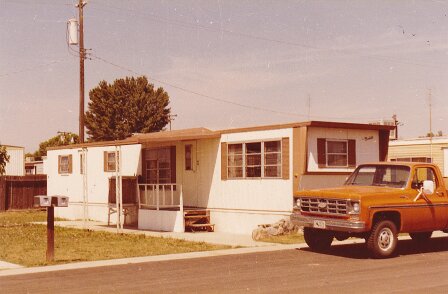 Lemoore CA No 07 1981 00 Pickup et mobilhome de René Stèque à Lemoore CA. ${
