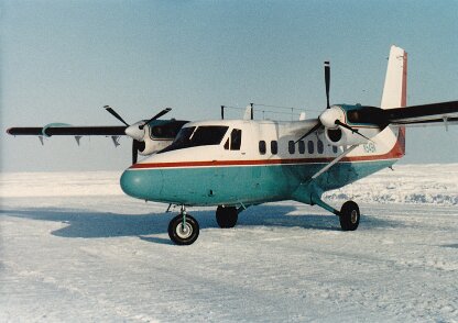 Mission Prudhoe Bay AK 404 05 13 André Mariage devant l'avion de liaison Artic Ocean AK mars 1982 ${