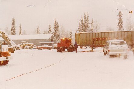 Mission Prudhoe Bay AK 404 05 13 Préparation du matériel à Fairbanks en décembre 1981 ${