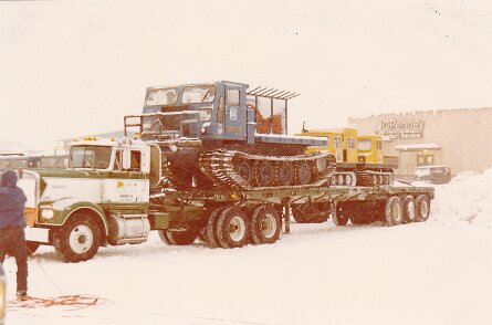 Mission Prudhoe Bay AK 404 05 13 A Fairbanks en janvier 1982 - Le convoi prêt pour la Dalton Highway ${
