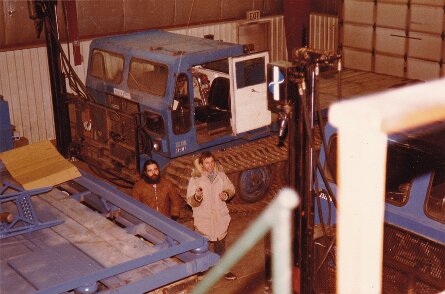 Mission Prudhoe Bay AK 404 05 13 Alain Lamy à Fairbanks dans l'atelier de préparation à Fairbanks en décembre 1981 ${