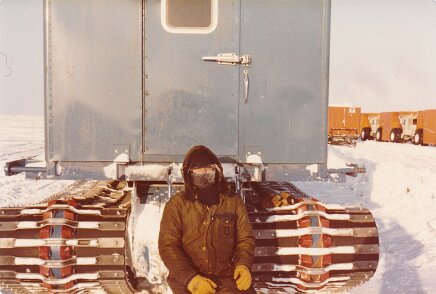 Mission Prudhoe Bay AK 404 05 13 Lucien Noyé derrière le camion mécanique; Sur la glace en 1982 ${