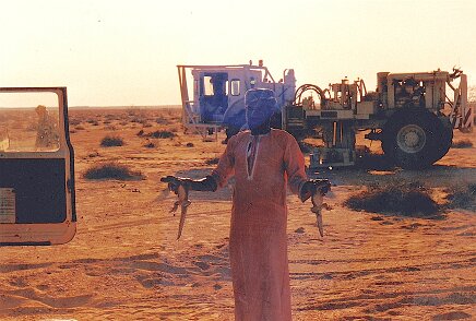Mission 250 32 06 Oman en 1986 Le cuistot va préparer un bon petit repas !!! ${