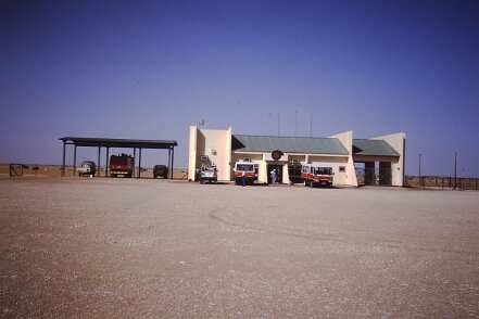 1987: Oman par Jacques Bernaux aéroport PDO à Nimr; à gauche, un véhicule des pompiers et des minibus ONTC pour transporter le personnel aux camps PDO ${