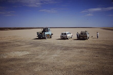 1987: Oman par Jacques Bernaux à l'aéroport de XXX, un Mol, et deux Toyota attendent un vol PDO, on reconnait Baby Matthai et à droite Alex K. Mathews; on reconnait la radio posé sur le sol,...