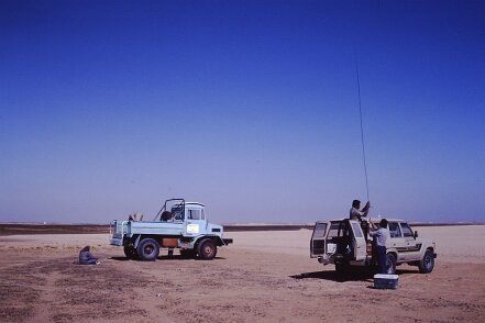 1987: Oman par Jacques Bernaux l'aéroport de Qafa, avec à droite le station Wagon et le montage de l'antenne radio pour liaison avec le Fokker; Baby Mathai et Alex K. Mathews s'en chargent;...