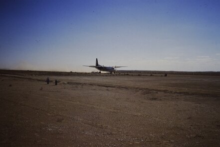 1987: Oman par Jacques Bernaux le Fokker PDO à Ghuwaisham airstrip, proche de la zone de garage; noter les deux extincteurs ${