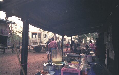 1989: Thaïlande par Gérard Gadaud 1989, 1ère mission vibro CGG en Thaïlande; Bernard Roubert parlemente ${