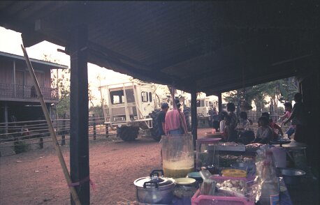1989: Thaïlande par Gérard Gadaud 1989, 1ère mission vibro CGG en Thaïlande; Bernard Roubert parlemente ${