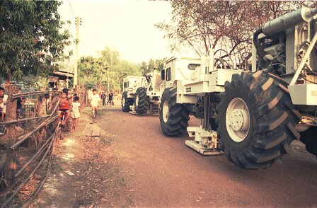 1989: Thaïlande par Gérard Gadaud 1989, 1ère mission vibro CGG en Thaïlande; Spectacle dans le village ${