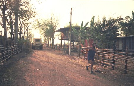 1989: Thaïlande par Gérard Gadaud 1989, 1ère mission vibro CGG en Thaïlande; Francis Meyer fuit la postérité ${
