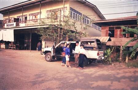 1989: Thaïlande par Gérard Gadaud 1989, 1ère mission vibro CGG en Thaïlande; Devant le Bureau de la mission; Lek (computing girl), Toum (secrétaire), Somchai (camp boss) et sa femme ${