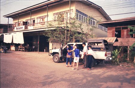 1989: Thaïlande par Gérard Gadaud 1989, 1ère mission vibro CGG en Thaïlande; Devant le Bureau de la mission; Lek (computing girl), Toum (secrétaire), Somchai (camp boss) et sa femme ${