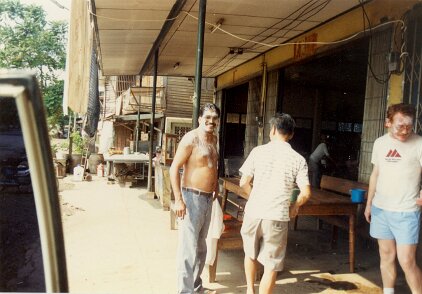1989: Thaïlande par Gérard Gadaud 1989, 1ère mission vibro CGG en Thaïlande; Songkram; Denish Agrawal et Eric Rapilly (observers) ${