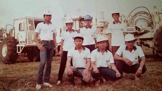 1989: Thaïlande par Gérard Gadaud 1989, 1ère mission vibro CGG en Thaïlande; L'équipe de chauffeurs vibros ${