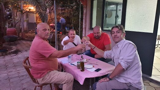 2019: Albanie par Guillaume Beauchesne Mission Albanie en 2019 - Eric à droite, en pleine négociation à l'Albanaise - 28/09/2019 ${