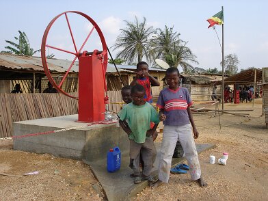20061007_163145_Congo_Recherche_sable_bitumineux_C_BOIS_DSC01094 Après CGG, séjour au Congo (Puits d'eau ZETAH) - Recherche sable bitumineux - Christian 07/10/2006 16:31 Christian BOIS © Christian BOIS