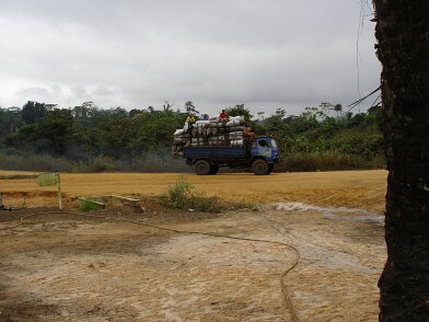 20061008_153520_Congo_Recherche_sable_bitumineux_C_BOIS_DSC01109 Après CGG, séjour au Congo (Puits d'eau ZETAH) - Recherche sable bitumineux - Christian 08/10/2006 15:35 Christian BOIS © Christian BOIS