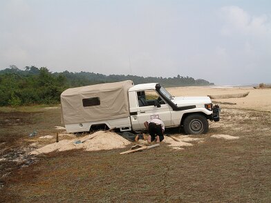 Aprés CGG, séjour au Congo ( Puits d'eau - ZETAH ) - Recherche sable bitumineux/galère - Après CGG, séjour au Congo (Puits d'eau ZETAH) - Recherche sable bitumineux - Galère 27/09/2006 17:08 Christian BOIS © Christian BOIS