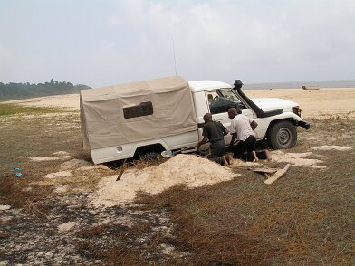 Aprés CGG, séjour au Congo ( Puits d'eau - ZETAH ) - Recherche sable bitumineux/galère - Après CGG, séjour au Congo (Puits d'eau ZETAH) - Recherche sable bitumineux - Galère 27/09/2006 17:08 Christian BOIS © Christian BOIS