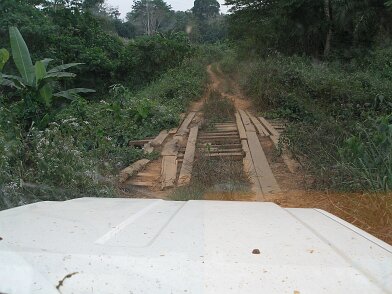 Aprés CGG, séjour au Congo ( Puits d'eau - ZETAH ) - Recherche sable bitumineux/galère - Après CGG, séjour au Congo (Puits d'eau ZETAH) - Recherche sable bitumineux - Galère 27/09/2006 17:08 Christian BOIS © Christian BOIS