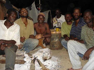 DSC01071 Après CGG, séjour au Congo (Puits d'eau ZETAH) - Recherche sable bitumineux - Locaux 21/05/2005 16:23 Christian BOIS © Christian BOIS