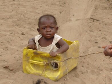 DSC01090 Après CGG, séjour au Congo (Puits d'eau ZETAH) - Recherche sable bitumineux - Locaux 21/05/2005 16:23 Christian BOIS © Christian BOIS