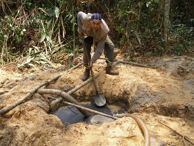P8230057 Après CGG, séjour au Congo (Puits d'eau ZETAH) - Recherche sable bitumineux - Nous 21/05/2005 16:23 Christian BOIS © Christian BOIS