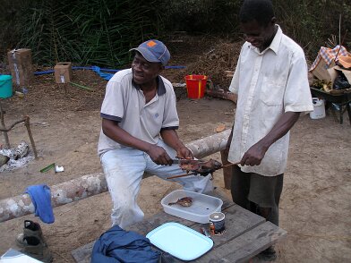 P8240091 Après CGG, séjour au Congo (Puits d'eau ZETAH) - Recherche sable bitumineux - Nous 21/05/2005 16:23 Christian BOIS © Christian BOIS