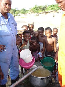 2006: Aprés CGG, séjour au Congo ( Puits d'eau - ZETAH ) - M'BOUBISSI - 22/01/2006 18:03 Christian BOIS © Christian BOIS